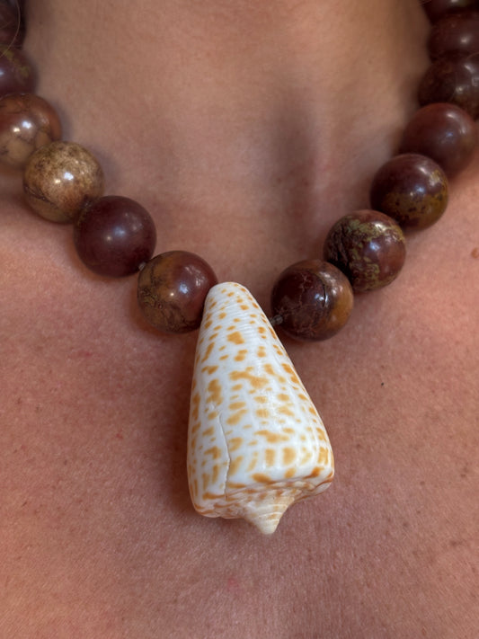 Conus Spurius with large jasper stones